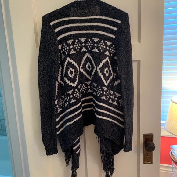 holister grey and white patterned fringe sweater - Picture 2 of 4